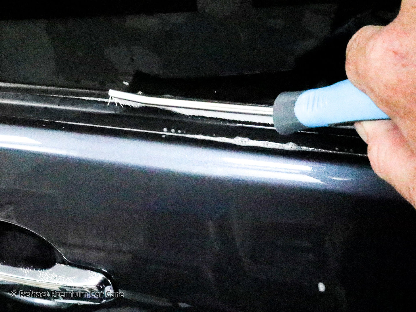 Refract Rubber Seal & Plastic Trim Cleaning Brush